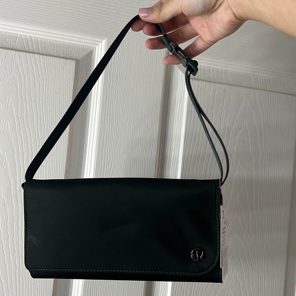 LULULEMON WALLET CLUTCH CROSSBODY BAG IN RAINFOREST GREEN - Picture 1 of 8